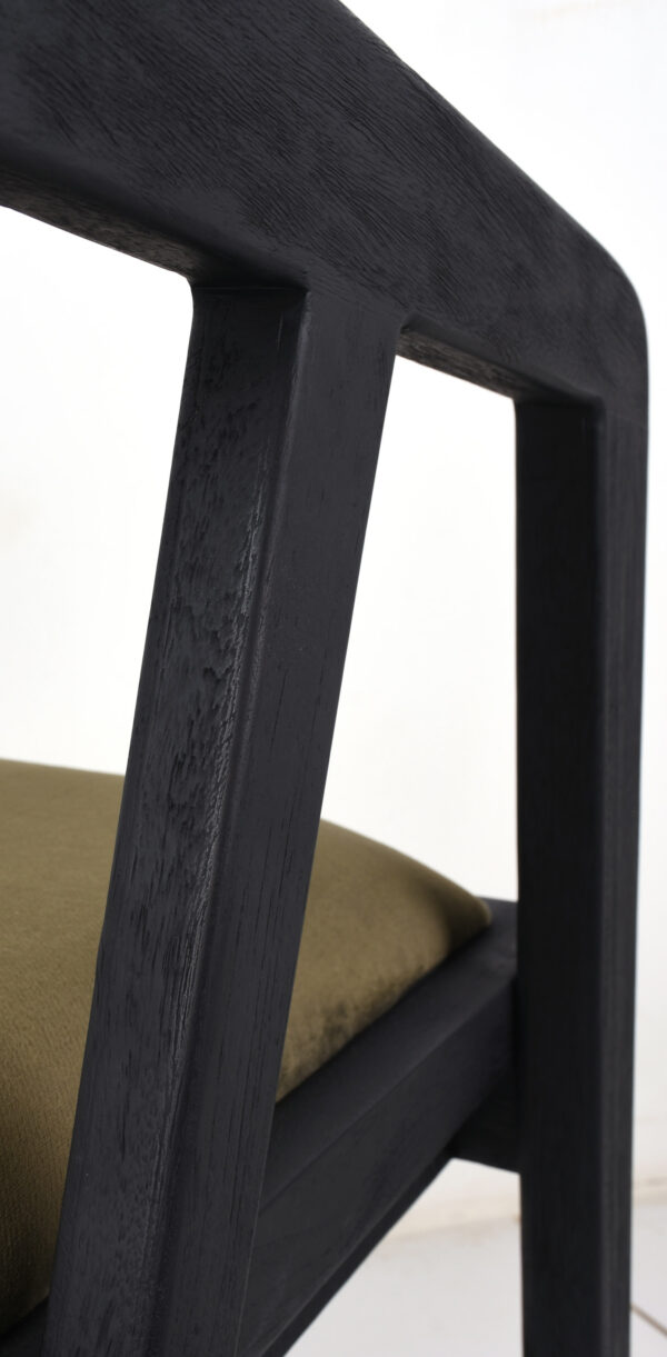 fauteuil-de-table-bois-brûlé-shou-sugi-ban-design-hôtel-hospitality-artisanat-accoudoir
