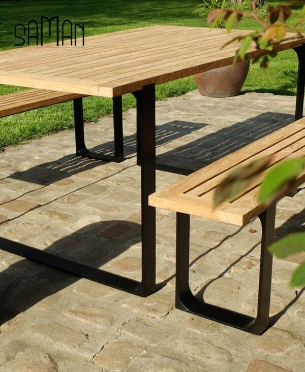 Table de jardin teck massif teinte naturelle design fer plat acier noir - 6 personnes et bancs