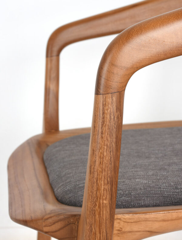 Fauteuil-de-table-bureau-design-arrondi-épuré-artisanat-bois-brûlé