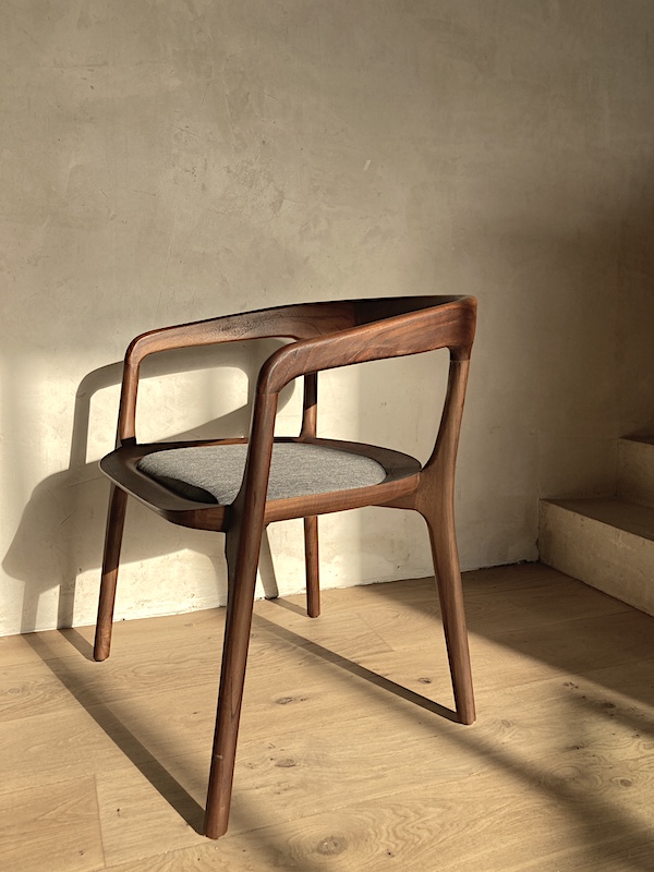 fauteuil-de-table-noyer-design-courbe-arrondi-artisanat-2