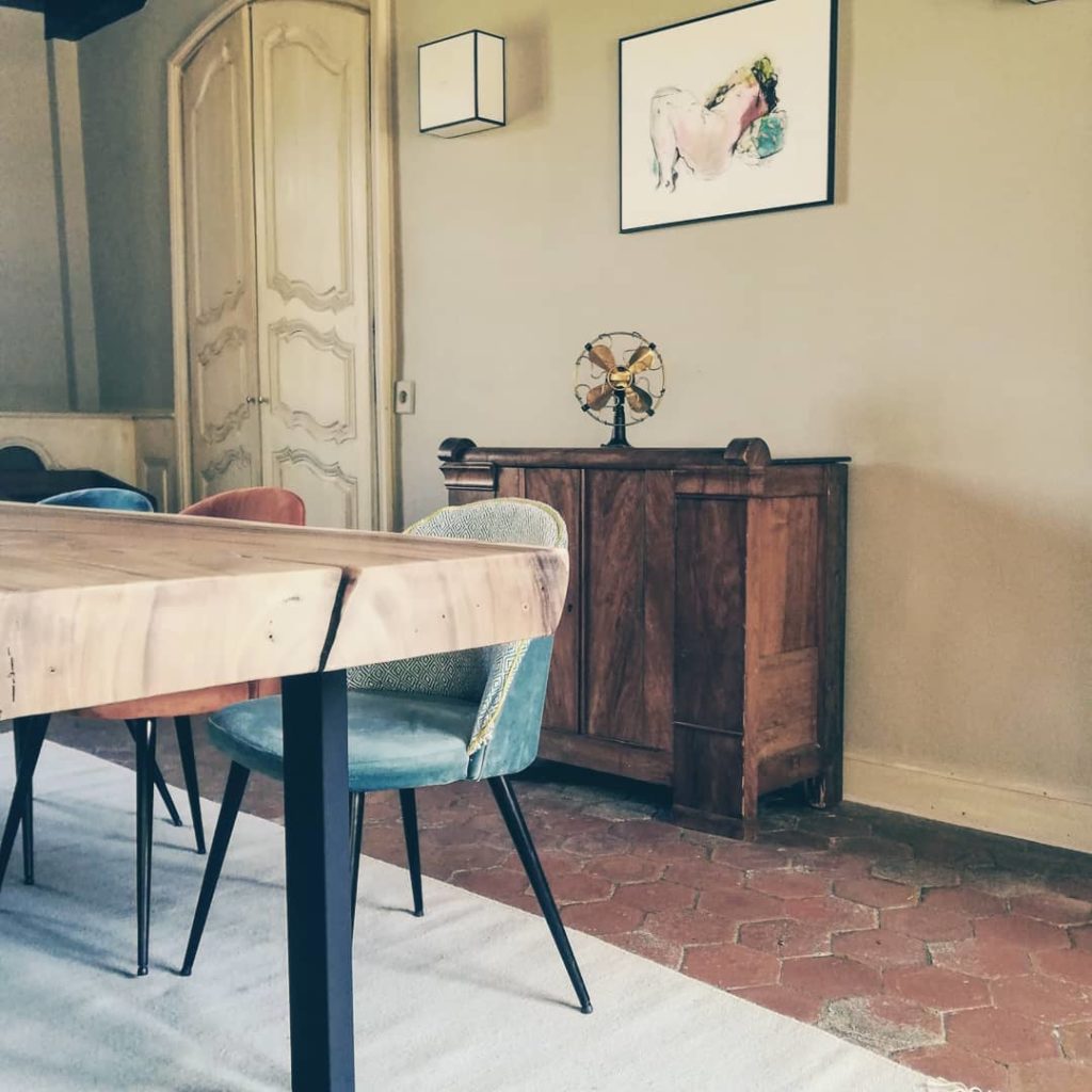 table-suar-live-edge-organique-clair-bois-massif-table-de-repas-a-manger-exotique