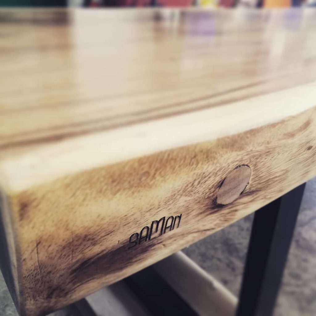 table-suar-live-edge-organique-clair-bois-massif-table-de-repas-a-manger-exotique