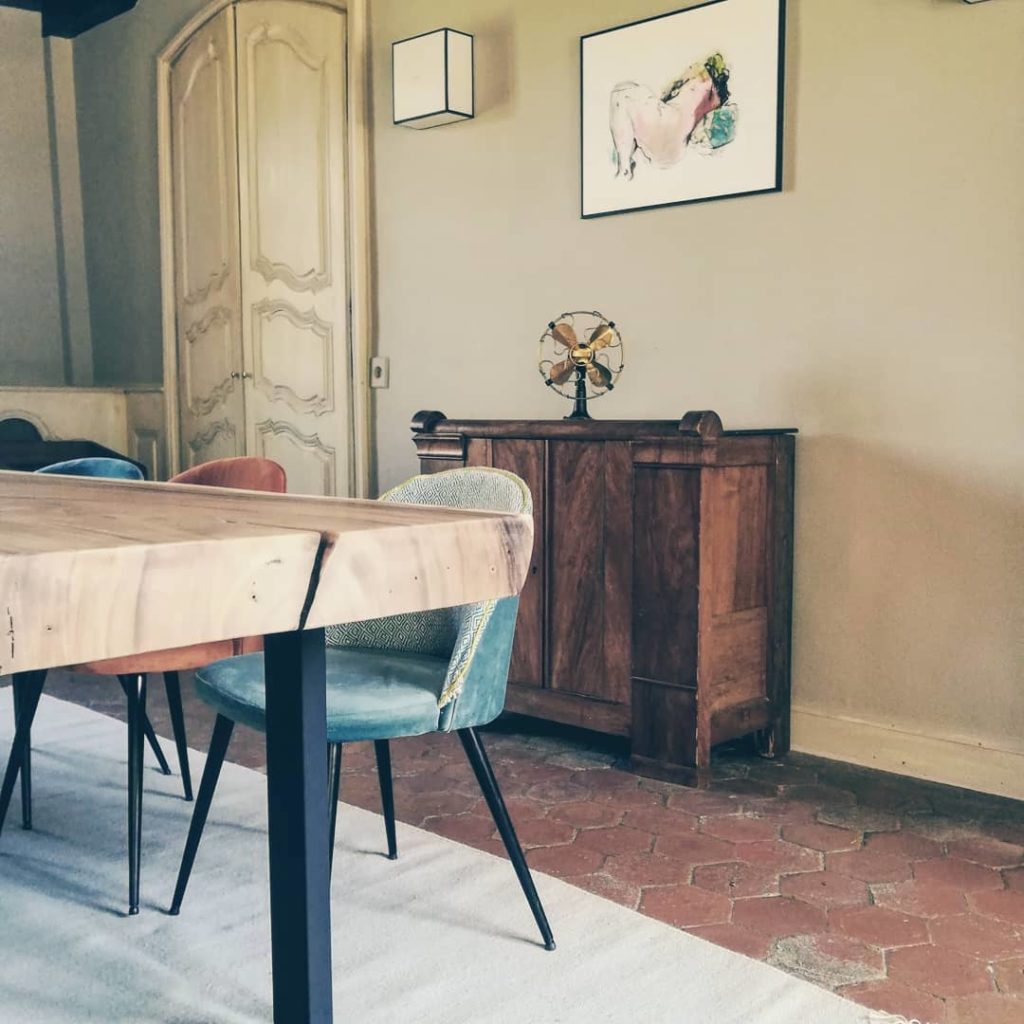 table-suar-live-edge-organique-clair-bois-massif-table-de-repas-a-manger-exotique-3