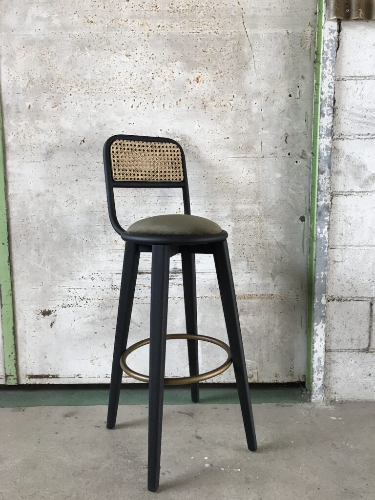 Tabouret-de-bar-chaise-haute-shou-sugi-ban-bois-brule-sur-mesure-bois-metal-tissu