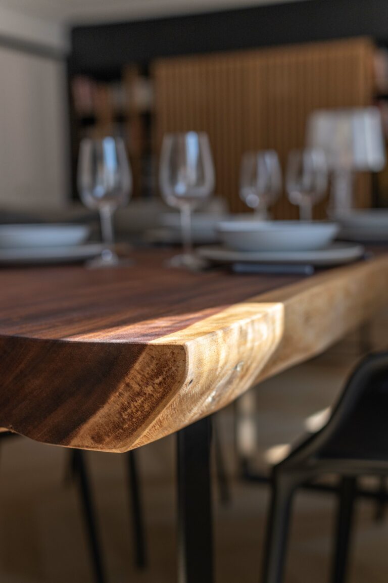table-a-manger-repas-bois-suar-live-edge-rustique-organique-design-bois-massif