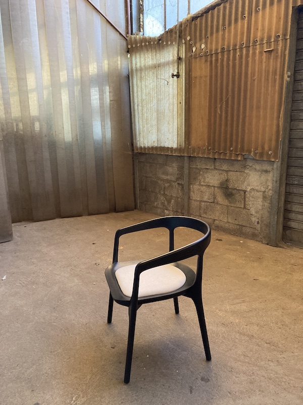 Fauteuil-chaise-table-enridis-bois-brûlé-shou-sugi-ban-yakisugi-design-arrondi-courbe-3