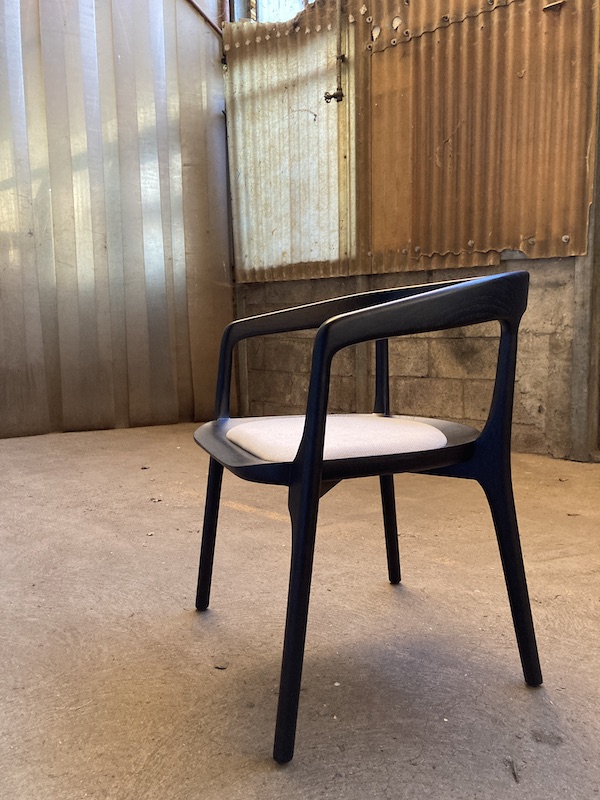 Fauteuil-chaise-table-enridis-bois-brûlé-shou-sugi-ban-yakisugi-design-arrondi-courbe-4