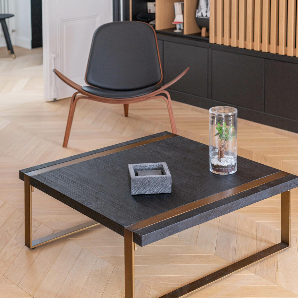 table-basse-bois-brûlé-japonais-shou-sugi-ban-design-minimaliste-noir-et-doré-1