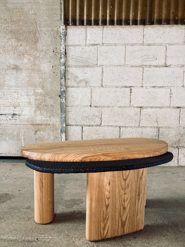 table-basse-chêne-naturel-bois-brûlé-gougé-artisanat-design-made-in-france-sur-mesure-3